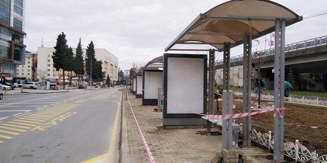 rize-kent-merkezinde-yapilacak-kentsel-donusum-nedeniyle-toplu-tasima-merkezi-sahil-dolgu-alanina-tasindi.-rize-belediyesi,-menderes-bulvari-guzergahi-uzerine-cep-duraklar-yerlestirdi-(4).jpg