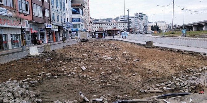 rize-kent-merkezinde-yapilacak-kentsel-donusum-nedeniyle-toplu-tasima-merkezi-sahil-dolgu-alanina-tasindi.-rize-belediyesi,-menderes-bulvari-guzergahi-uzerine-cep-duraklar-yerlestirdi-(6).jpg