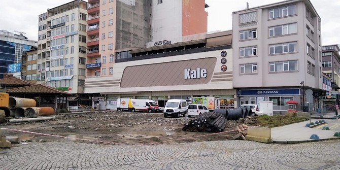 rize-kent-merkezinde-yapilacak-kentsel-donusum-nedeniyle-toplu-tasima-merkezi-sahil-dolgu-alanina-tasindi.-rize-belediyesi,-menderes-bulvari-guzergahi-uzerine-cep-duraklar-yerlestirdi-(8).jpg