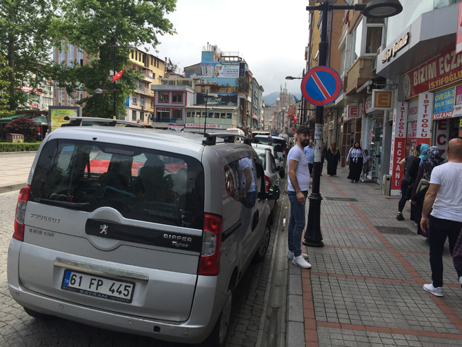 rize-merkez-ataturk-caddesinin-bir-bolumu-bugunden-itibaren-parkomat-uygulamasi-kaldirildi-2.jpg