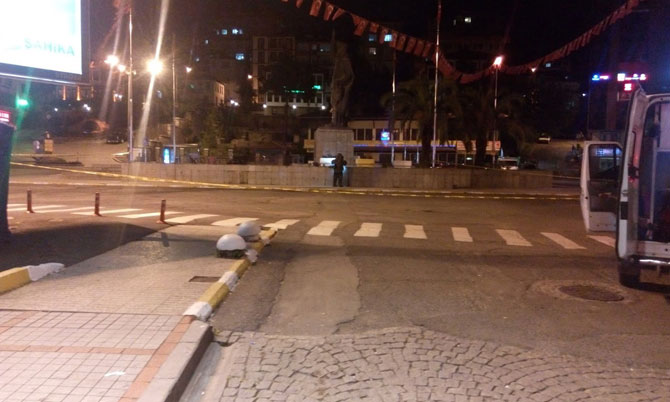 rize-merkez-cumhuriyet-meydaninda-unutulan-paket,-polisi-alarma-gecirdi1.jpg rize-merkez-cumhuriyet-meydaninda-unutulan-paket,-polisi-alarma-gecirdi1.jpg