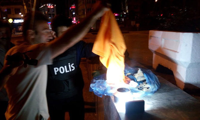 rize-merkez-cumhuriyet-meydaninda-unutulan-paket,-polisi-alarma-gecirdi2.jpg rize-merkez-cumhuriyet-meydaninda-unutulan-paket,-polisi-alarma-gecirdi2.jpg