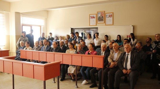 rize-merkez-mesleki-ve-teknik-anadolu-lisesinde-adalet-alani-ogrencileri-icin-mahkeme-salonu-kuruldu-(1).jpg