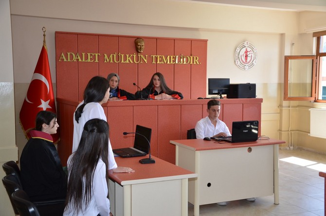 rize-merkez-mesleki-ve-teknik-anadolu-lisesinde-adalet-alani-ogrencileri-icin-mahkeme-salonu-kuruldu-(10).jpg