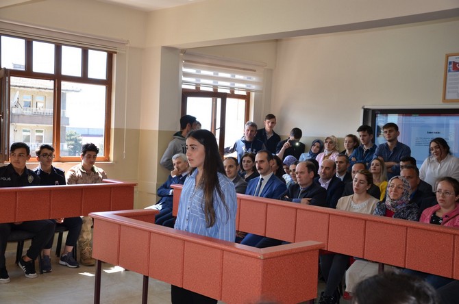 rize-merkez-mesleki-ve-teknik-anadolu-lisesinde-adalet-alani-ogrencileri-icin-mahkeme-salonu-kuruldu-(11).jpg