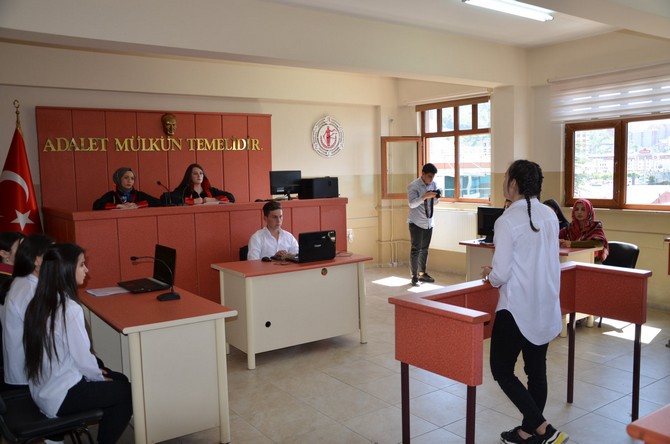 rize-merkez-mesleki-ve-teknik-anadolu-lisesinde-adalet-alani-ogrencileri-icin-mahkeme-salonu-kuruldu-(12).jpg