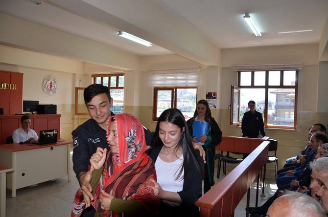 rize-merkez-mesleki-ve-teknik-anadolu-lisesinde-adalet-alani-ogrencileri-icin-mahkeme-salonu-kuruldu-(13).jpg