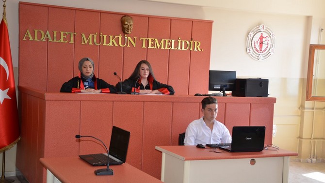 rize-merkez-mesleki-ve-teknik-anadolu-lisesinde-adalet-alani-ogrencileri-icin-mahkeme-salonu-kuruldu-(15).jpg