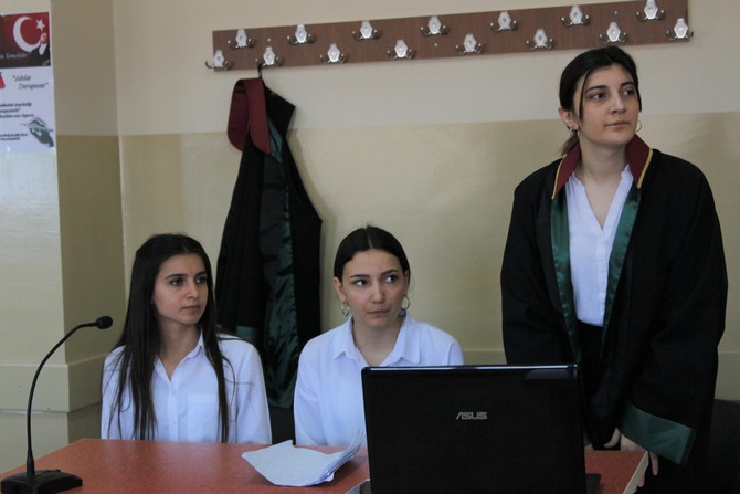 rize-merkez-mesleki-ve-teknik-anadolu-lisesinde-adalet-alani-ogrencileri-icin-mahkeme-salonu-kuruldu-(16).jpg