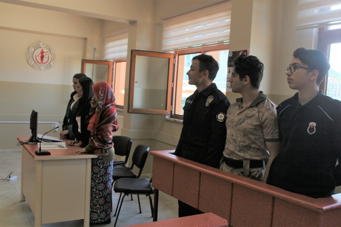rize-merkez-mesleki-ve-teknik-anadolu-lisesinde-adalet-alani-ogrencileri-icin-mahkeme-salonu-kuruldu-(17).jpg