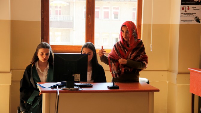 rize-merkez-mesleki-ve-teknik-anadolu-lisesinde-adalet-alani-ogrencileri-icin-mahkeme-salonu-kuruldu-(2).jpg