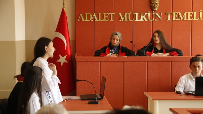 rize-merkez-mesleki-ve-teknik-anadolu-lisesinde-adalet-alani-ogrencileri-icin-mahkeme-salonu-kuruldu-(3).jpg