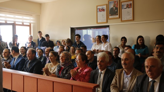 rize-merkez-mesleki-ve-teknik-anadolu-lisesinde-adalet-alani-ogrencileri-icin-mahkeme-salonu-kuruldu-(7).jpg