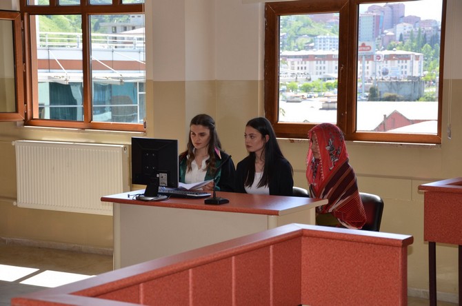 rize-merkez-mesleki-ve-teknik-anadolu-lisesinde-adalet-alani-ogrencileri-icin-mahkeme-salonu-kuruldu-(9).jpg