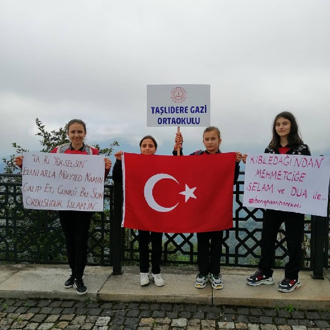 rize-merkez-taslidere-gazi-ilkogretim-okulu-ogrencileri,-bin-300-rakimdaki-kibledagi-camii’nden-turk-silahli-kuvvetlerinin-suriyenin-kuzeyinde-baslattigi-‘baris-pinari-harekatina-destek-verdi-(3).jpg