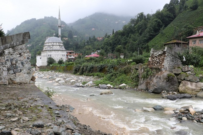 rize-merkeze-bagli-ambarlik-koyunde-kendiliginden-yikilan-300-yillik-tarihi-kemer-koprunun-yapimina-baslandi-(11).jpg