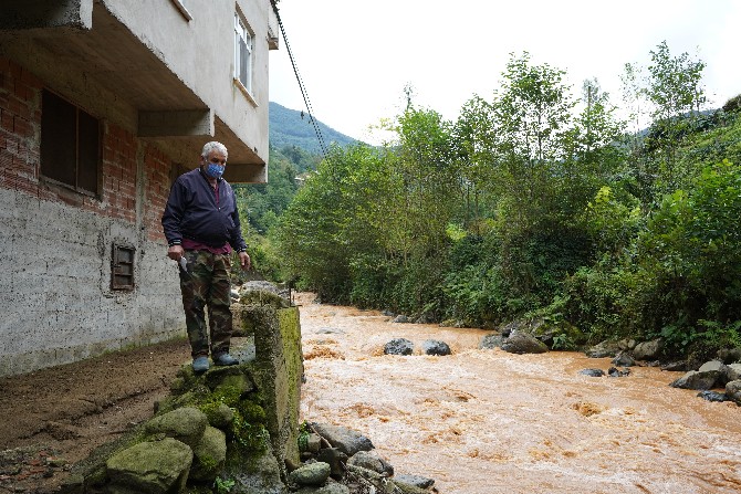 rize-merkeze-bagli-dortyol-koyunde-derenin-yataginin-genislemesiyle-evi-tehlikeye-giren-selahattin-karabulut-yagmurlu-havalarda-evinin-karsisinda-bulunan-camiye-sigindiklarini-dile-getirdi-1.jpg