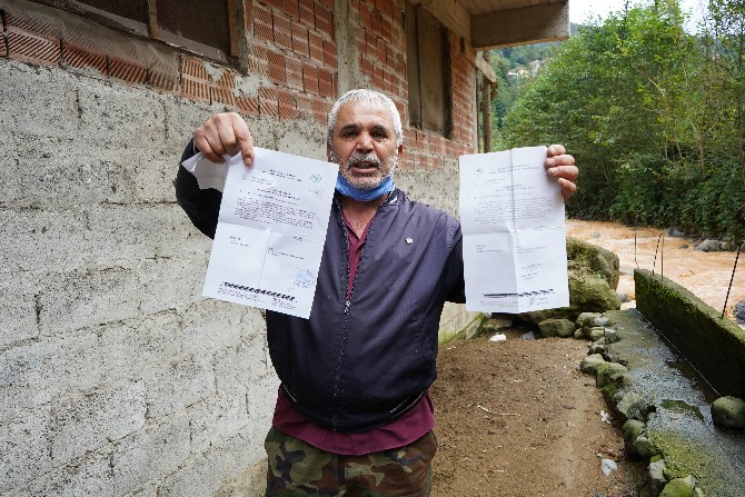 rize-merkeze-bagli-dortyol-koyunde-derenin-yataginin-genislemesiyle-evi-tehlikeye-giren-selahattin-karabulut-yagmurlu-havalarda-evinin-karsisinda-bulunan-camiye-sigindiklarini-dile-getirdi-2.jpg