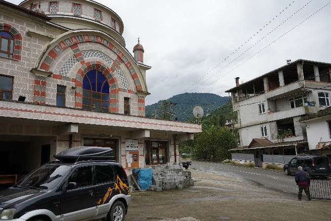 rize-merkeze-bagli-dortyol-koyunde-derenin-yataginin-genislemesiyle-evi-tehlikeye-giren-selahattin-karabulut-yagmurlu-havalarda-evinin-karsisinda-bulunan-camiye-sigindiklarini-dile-getirdi-3.jpg