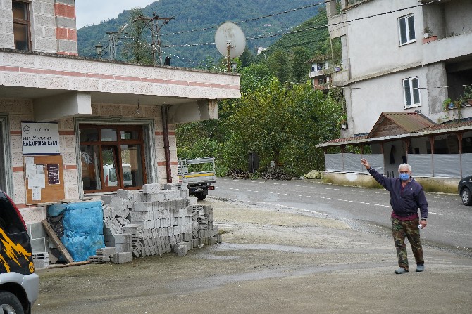 rize-merkeze-bagli-dortyol-koyunde-derenin-yataginin-genislemesiyle-evi-tehlikeye-giren-selahattin-karabulut-yagmurlu-havalarda-evinin-karsisinda-bulunan-camiye-sigindiklarini-dile-getirdi-4.jpg