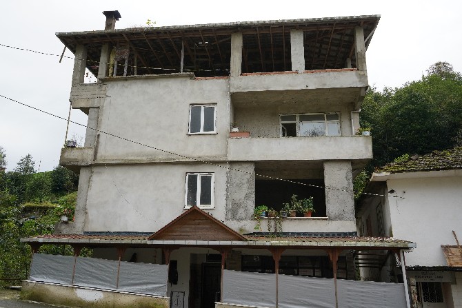 rize-merkeze-bagli-dortyol-koyunde-derenin-yataginin-genislemesiyle-evi-tehlikeye-giren-selahattin-karabulut-yagmurlu-havalarda-evinin-karsisinda-bulunan-camiye-sigindiklarini-dile-getirdi-5.jpg