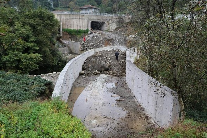 rize-merkeze-bagli-gundogdu-velikoy-yolu-uzerinde-dsi-tarafindan-yolu-karsi-tarafa-baglayacak-olan-koprunun-yuksekligi-yola-uymayinca-kopru-uzerinde-dolgu-yapilmaya-baslandi-(4).jpg