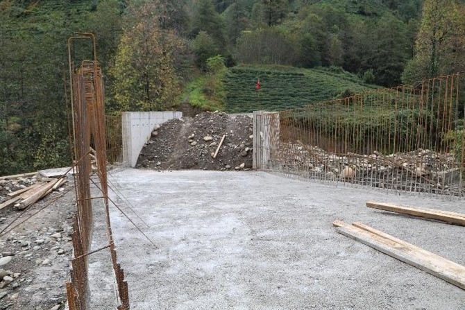 rize-merkeze-bagli-gundogdu-velikoy-yolu-uzerinde-dsi-tarafindan-yolu-karsi-tarafa-baglayacak-olan-koprunun-yuksekligi-yola-uymayinca-kopru-uzerinde-dolgu-yapilmaya-baslandi-(5).jpg