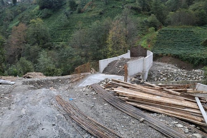 rize-merkeze-bagli-gundogdu-velikoy-yolu-uzerinde-dsi-tarafindan-yolu-karsi-tarafa-baglayacak-olan-koprunun-yuksekligi-yola-uymayinca-kopru-uzerinde-dolgu-yapilmaya-baslandi-(6).jpg