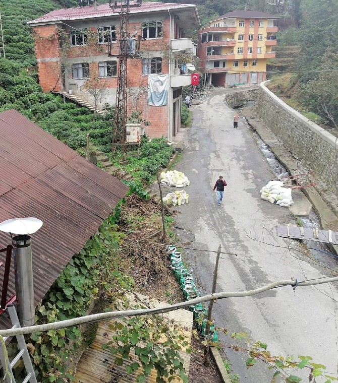 rize-merkeze-bagli-muradiye-beldesinde-selin-ilk-dakikalarinda-korku-ve-panik-cep-telefonu-goruntulerine-yansidi.jpg