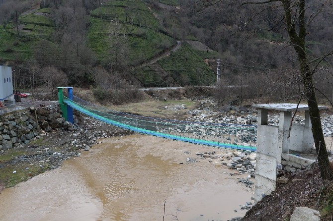 rize-merkeze-bagli-ornekkoy’de-bulunan-ve-2020-yilindaki-afette-yikilan-asma-kopru,-rize-il-ozel-idaresi-tarafindan-250-bin-tl’ye-yenilendi-(1).jpg