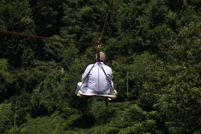 rize-merkeze-bagli-taspinar-koyunde-vatandaslar,-yolu-olmayan-cay-bahcesine-ilkel-teleferikle-ulasiyor-(3).jpg