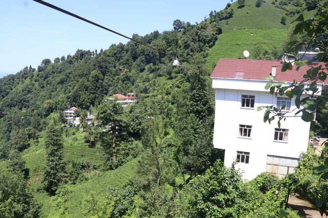 rize-merkeze-bagli-taspinar-koyunde-vatandaslar,-yolu-olmayan-cay-bahcesine-ilkel-teleferikle-ulasiyor-(4).jpg