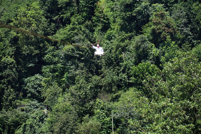 rize-merkeze-bagli-taspinar-koyunde-vatandaslar,-yolu-olmayan-cay-bahcesine-ilkel-teleferikle-ulasiyor-(5).jpg