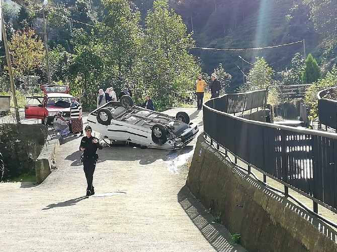 rize-meydana-gelen-kazada-el-freni-cekmeyi-unutan-dalgin-surucu-2-kisinin-yaralanmasina-neden-oldu-(1).jpg