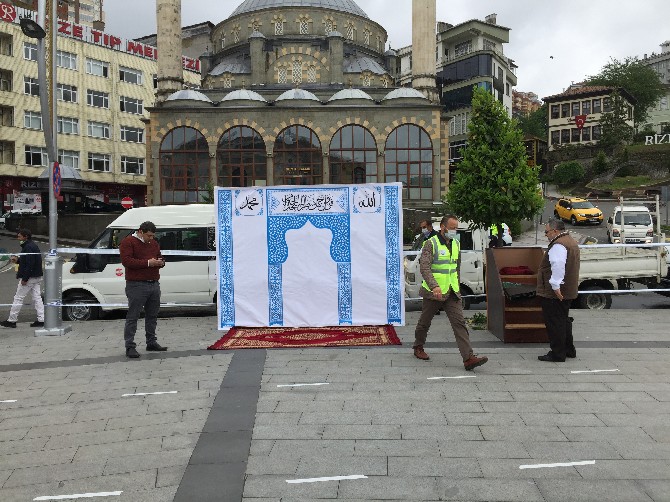 rize-meydani-cuma-namazi-icin-hazirlaniyor-(1).jpg