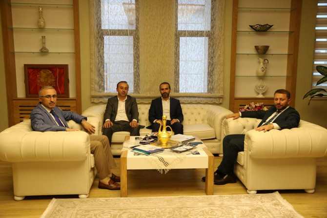 rize-milletvekili-muhammed-avci-beraberinde-ak-parti-merkez-ilce-baskani-ishak-alim-ve-ak-parti-il-yonetim-kurulu-uyesi-recep-ali-hapeloglu-ile-birlikte-rektor-prof.-dr.-huseyin-karaman’i-rektorluk-makaminda-ziyaret-etti-53.jpg