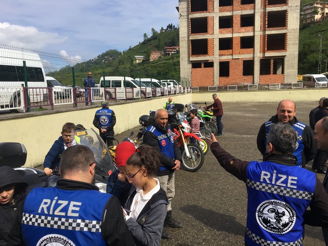 rize-motosiklet-dernegi-23-nisan-ulusal-egemenlik-ve-cocuk-bayrami-dolayisiyla-kalkandere-cayirli-ilk-ve-ortaokuluna-ziyaret-gerceklestirdi-(13).jpg