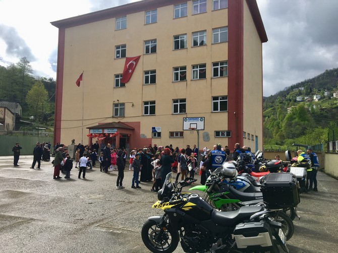 rize-motosiklet-dernegi-23-nisan-ulusal-egemenlik-ve-cocuk-bayrami-dolayisiyla-kalkandere-cayirli-ilk-ve-ortaokuluna-ziyaret-gerceklestirdi-(8).jpg