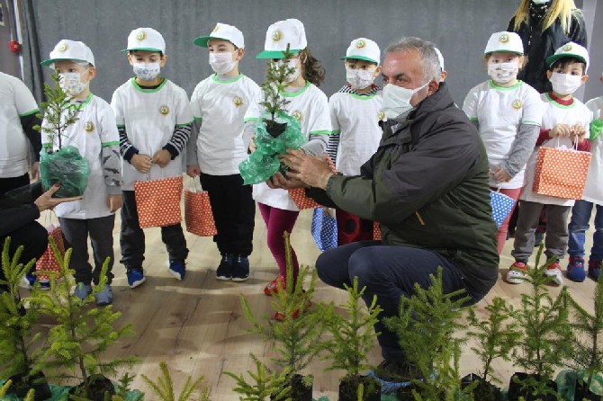 rize-orman-isletme-mudurlugu-ekipleri-orman-haftasi-kapsaminda-gulbahar-hatun-anaokulunu-ziyaret-ederek-cocuklara-fidan-dagitti.-(1).jpg