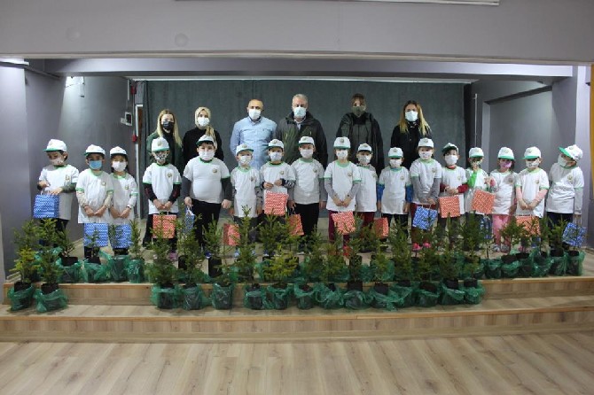 rize-orman-isletme-mudurlugu-ekipleri-orman-haftasi-kapsaminda-gulbahar-hatun-anaokulunu-ziyaret-ederek-cocuklara-fidan-dagitti.-(12)-001.jpg