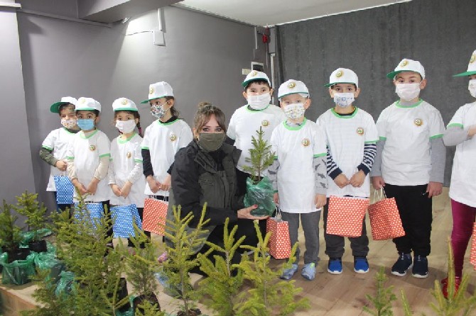 rize-orman-isletme-mudurlugu-ekipleri-orman-haftasi-kapsaminda-gulbahar-hatun-anaokulunu-ziyaret-ederek-cocuklara-fidan-dagitti.-(13).jpg