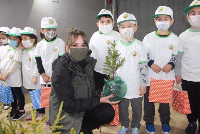 rize-orman-isletme-mudurlugu-ekipleri-orman-haftasi-kapsaminda-gulbahar-hatun-anaokulunu-ziyaret-ederek-cocuklara-fidan-dagitti.-(14).jpg