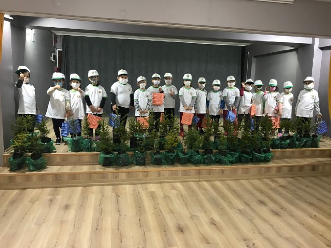 rize-orman-isletme-mudurlugu-ekipleri-orman-haftasi-kapsaminda-gulbahar-hatun-anaokulunu-ziyaret-ederek-cocuklara-fidan-dagitti.-(18).jpg