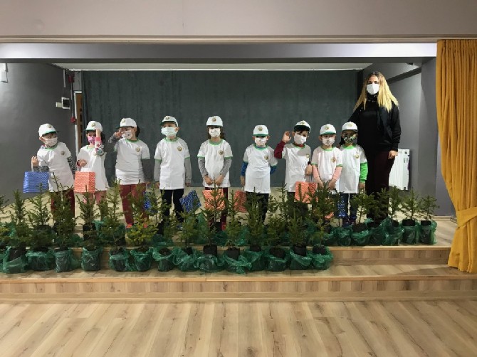 rize-orman-isletme-mudurlugu-ekipleri-orman-haftasi-kapsaminda-gulbahar-hatun-anaokulunu-ziyaret-ederek-cocuklara-fidan-dagitti.-(20).jpg