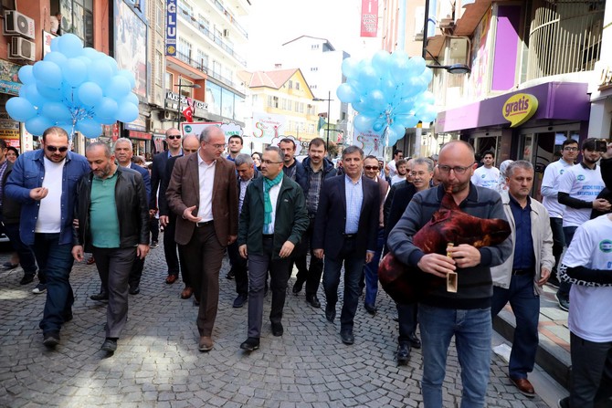 rize-otizmle-mucadele-dernegi-(romed),-dunya-otizm-farkindalik-gunu-dolayisiyla-yuruyus-duzenledi-(3).jpg