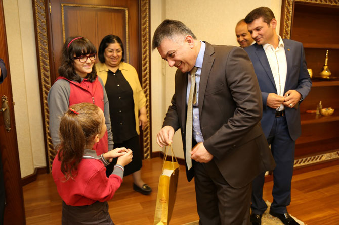 rize-ozel-cozum-koleji-ogrencileri-ve-yoneticileri-vali-ersin-yaziciyi-makaminda-ziyaret-etti-1.jpg rize-ozel-cozum-koleji-ogrencileri-ve-yoneticileri-vali-ersin-yaziciyi-makaminda-ziyaret-etti-1.jpg