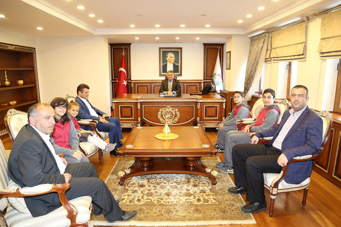 rize-ozel-cozum-koleji-ogrencileri-ve-yoneticileri-vali-ersin-yaziciyi-makaminda-ziyaret-etti-2.jpg rize-ozel-cozum-koleji-ogrencileri-ve-yoneticileri-vali-ersin-yaziciyi-makaminda-ziyaret-etti-2.jpg