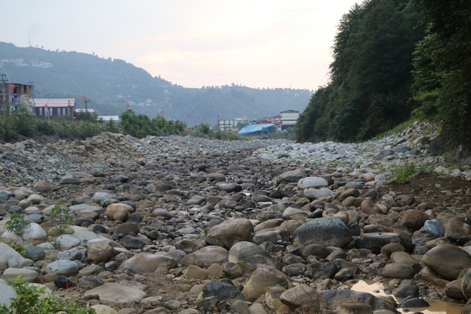 rize-pazarkoyde-islah-icin-kurutulan-derenin-baliklari-icin-koyluler-seferber-oldu--(6).jpg