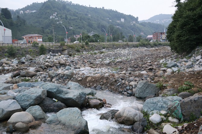 rize-pazarkoyde-islah-icin-kurutulan-derenin-baliklari-icin-koyluler-seferber-oldu--(8).jpg
