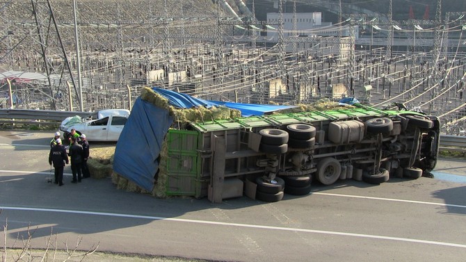 rize-plakali-otomobilin-uzerine-ot-yuklu-kamyon-devrildi-4-yarali-(7).jpg